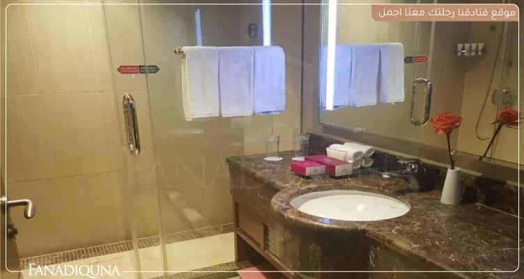 فندق كراون بلازا المدينة Crowne Plaza Madinah, an IHG Hotel 3 حمام الغرفة