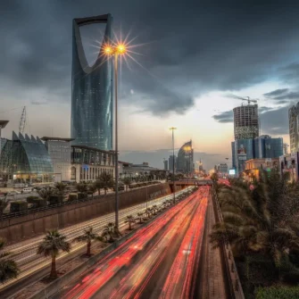 طريق سريع وسط أبراج حديثة وقت الغروب