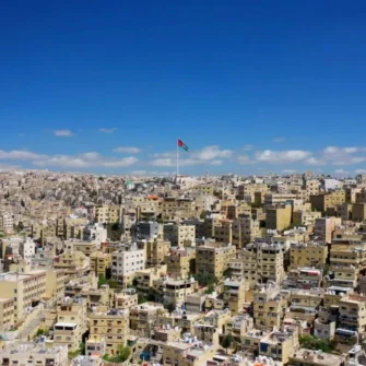 منظر جوي لمدينة بمبانٍ تاريخية وحجرية