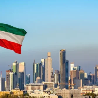 أبراج مدينة دبي مع علم دولة الإمارات